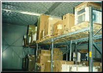 Lagerung der Elektroger&auml;te in speziellen Regal-Anlagen